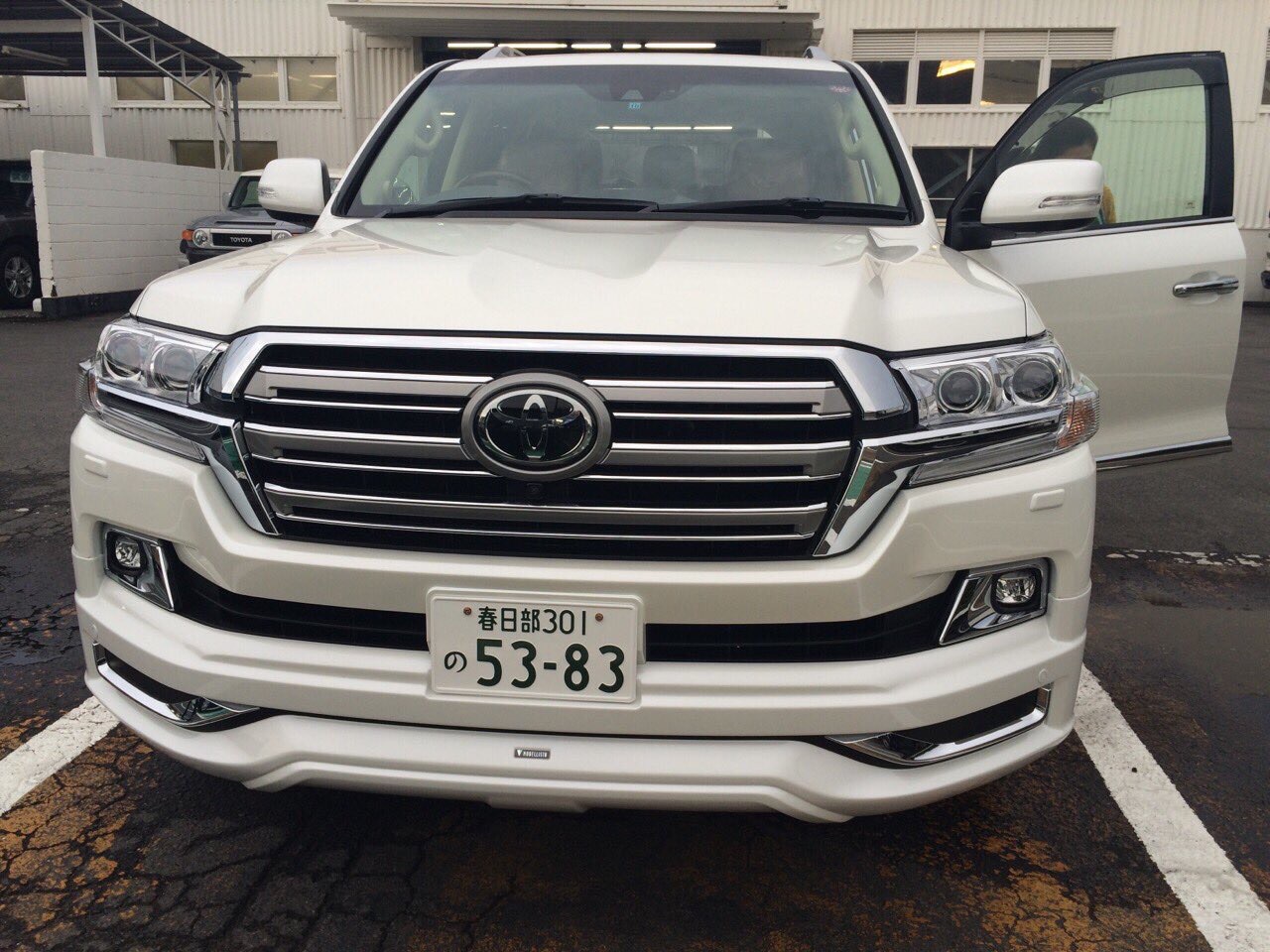 Damaged Toyota Land Cruiser for sale on oliac autos Japan